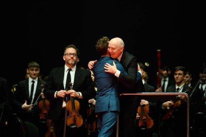 Michael Thomas abraza a David Bisbal.