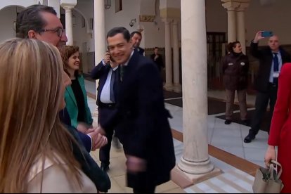 En el centro, el presidente de la Junta, Juanma Moreno.