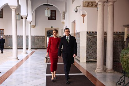 Manuela Villena, esposa del presidente de la Junta, a la izquierda de la foto.