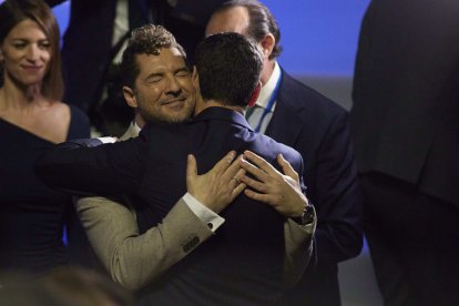 David Bisbal, emocionado, abraza a Juanma Moreno.