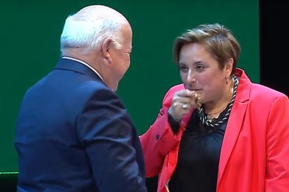 María Ángeles Cayuela, almeriense, besa la Medalla de Andalucía.