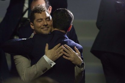 Abrazo entre David Bisbal y Juanma Moreno.