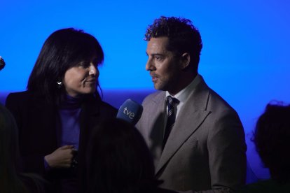 El cantante almeriense atiende a TVE en el Teatro de la Maestranza.