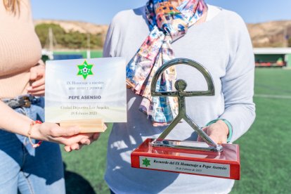 Dos bonitos detalles para recodar a un hombre querido en el fútbol almeriense.