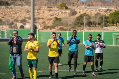 Los jugadores agradeciendo el apoyo de todos al final del partido. 