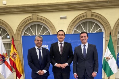 Los representantes de UAL, Junta y Diputación tras anunciar el acuerdo.