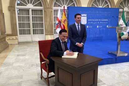 Firma en el libro de honor por parte del consejero de Universidad.