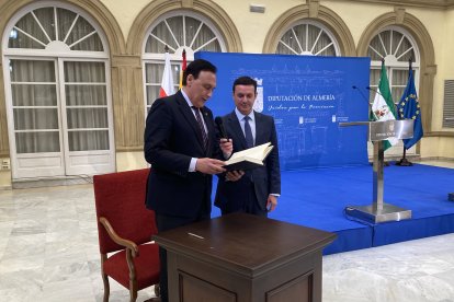 Lectura del texto firmado en el Libro de Honor de Diputación.