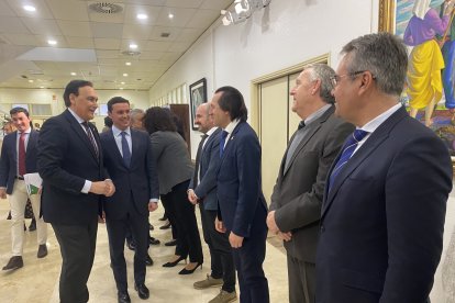 En la imagen, entre otros, el diputado de Cs, Rafael Burgos.