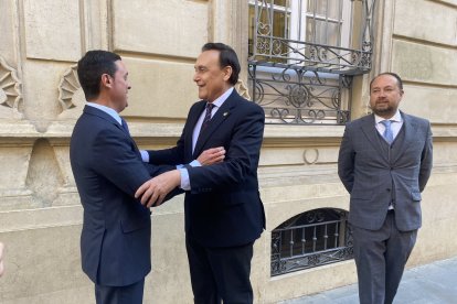 Saludo entre Javier A. García y José Carlos Gómez Villamandos.