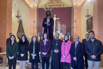 La alcaldesa y parte de la corporación municipal, ante Jesús Cautivo de Medinaceli.