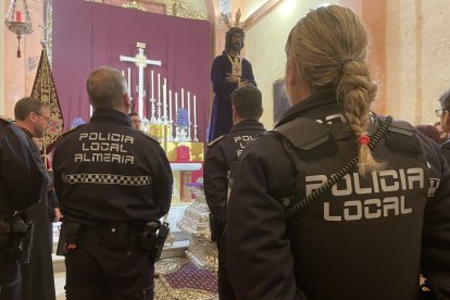 Miembros de la Policía Local de Almería también han acudido al besapiés.