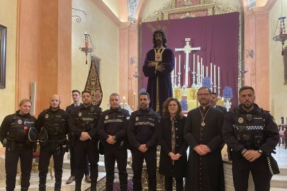 Una representación de la Policía Local, junto al Cautivo.