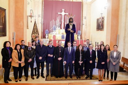 El presidente de la Diputación, acompañado de algunos diputados provinciales, en el besapiés del Cautivo.