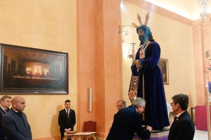 Instituciones y ciudadanos han acudido hoy al besapiés del Cautivo