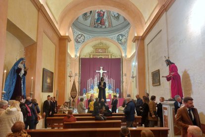 Trasiego en la capilla.