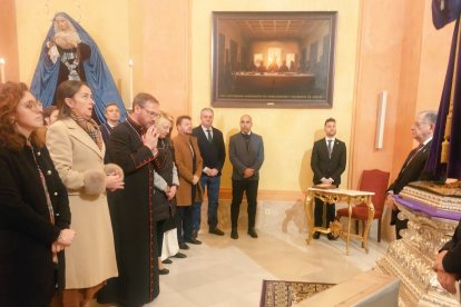 Delegados de la Junta de Andalucía en el besapiés.