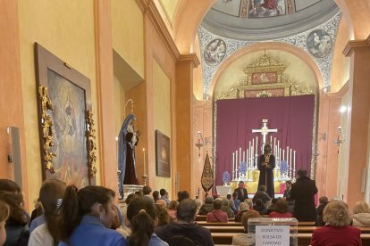 Alumnos del Colegio Nuestra Señora del Milagro, en el besapiés