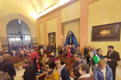 Devotos pasando ante el Cautivo.