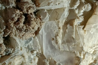 Lugar en el que se apoyaban los travesaños para escalar en la cueva