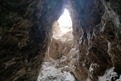 Así es la grieta natural para entrar en la cantera