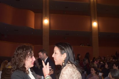 María del Mar Vázquez, alcaldesa de Almería, y Marta Bosquet, presidenta de IFAPA, se saludan al inicio del acto