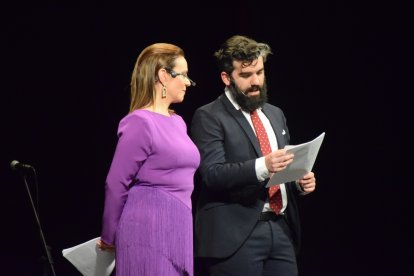 Los presentadores de la gala, los periodistas Rosenda Mirón y Álvaro Hernández