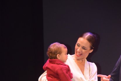 La bailaora, Anabel Veloso, salió al escenario al final del acto con su hija