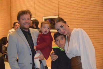 Anabel Veloso y Gabriel Pérez, con sus hijos.