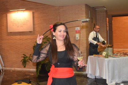 No faltó en el cóctel el vino fino venenciado en vivo y el corte de jamón.