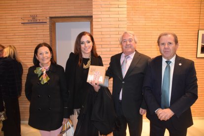 Mela García, una delas premiadas, con sus padres y el presidente de la Cámara de Comercio, Jerónimo Parra.