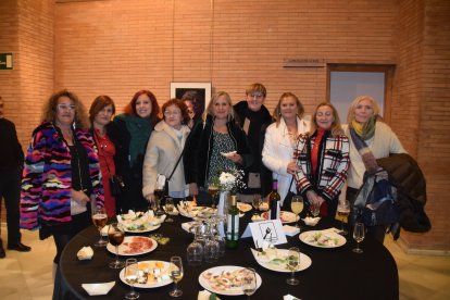 Grupo de Mujeres por la Igualdad en el cóctel