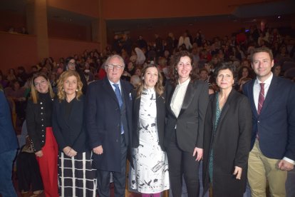 Autoridades y representantes de la sociedad almeriense llenaron el Maestro Padilla