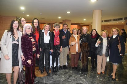 Lola Gómez Ferrón, de Clisol, que fue una de las premiadas, arropada por representantes del coelctivo ALMUR, durante el cóctel en el Auditorio.