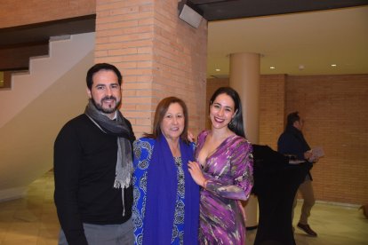 Mari Carmen Rodríguez (derecha), candidata en la categoría STEM, con su madre, María del Carmen y su hermano Rafael