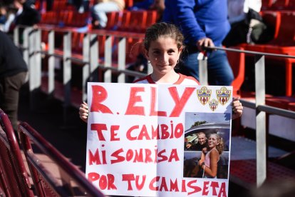 Esta pequeña aficionada del Almería pidiendo al brasileño Rodrigo Ely la camiseta.
