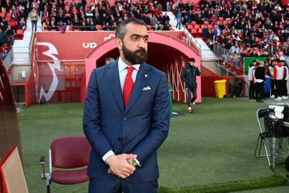 Mohamed El Assy bajó a la hierba del Mediterráneo para homenajear a Samú Costa por los 100 partidos. 