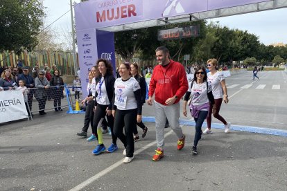 Las autoridades, al comenzar a correr.