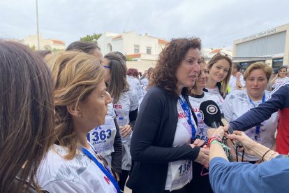 La alcaldesa, atendiendo a los medios de comunicación.
