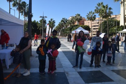 Colas para participar en la realidad virtual con unas gafas.