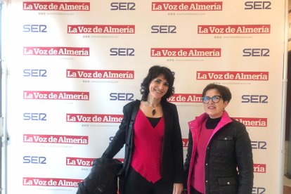 Pilar Martínez Ortigosa, profesora del Departamento de Supercomputación y Algoritmos de la Universidad de Almería junto con una compañera de la Universidad.