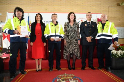 La alcaldesa María Vázquez, la concejal María del Mar García Lorca y el jefe de bomberos Francisco Bretones entregan reconocimientos