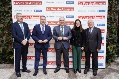 En el centro de la foto, Juan Ignacio Zafra, director de CaixaBank en Andalucía.