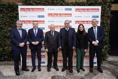 Antonio Yélamo, delegado de Prisa Media en Andalucía, y Diego Suárez, director de informativos de Cadena SER Andalucía, junto a los organizadores del acto en Sevilla.