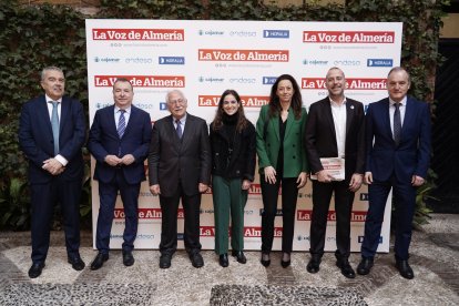 Matilde Mancha, Ernesto Sánchez y Álvaro Isla, de Hidralia, junto a miembros de La Voz de Almería.