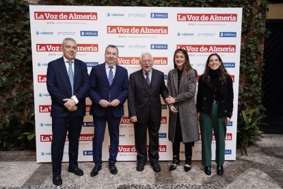 Directivos de La Voz de Almería junto a Marta Olea, directora general de Comunicación Social de la Junta de Andalucía.