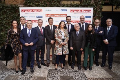 José Antonio Lara y Francisco Piña, de Banco Santander junto a los consejeros de la Junta de Andalucía.