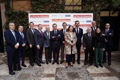 Representantes de Cajamar, Caixabank y Banco Santander con los consejeros almerienses y la dirección de La Voz de Almería.