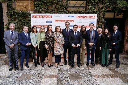 Parlamentarios almerienses de PP y PSOE con los consejeros Crespo y Pacheco y otros cargos de la Junta.