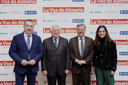 Santiago Alfonso (Cosentino), segundo desde la derecha junto a Laura Martínez, José Luis Martínez y Pedro M. de la Cruz.